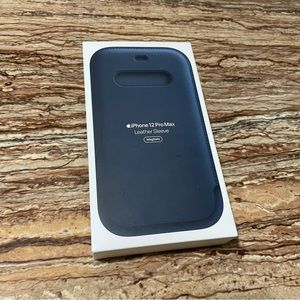 APPLE iPhone 12 Pro Max Leather Sleeve Magsafe in color Baltic Blue